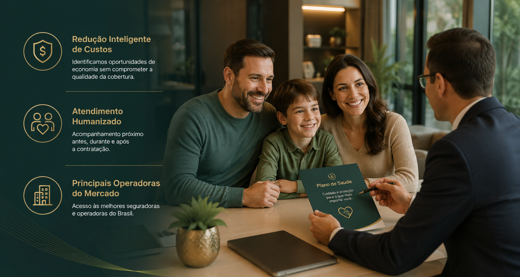 Consultor da Você Coberto apresentando um plano de saúde para uma família